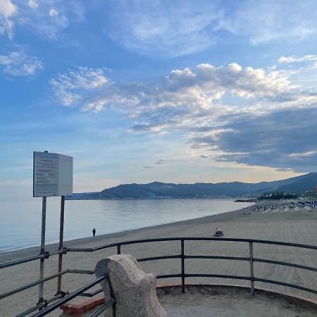 Due Passi Dal Mare Hotel Savona Kültér fotó
