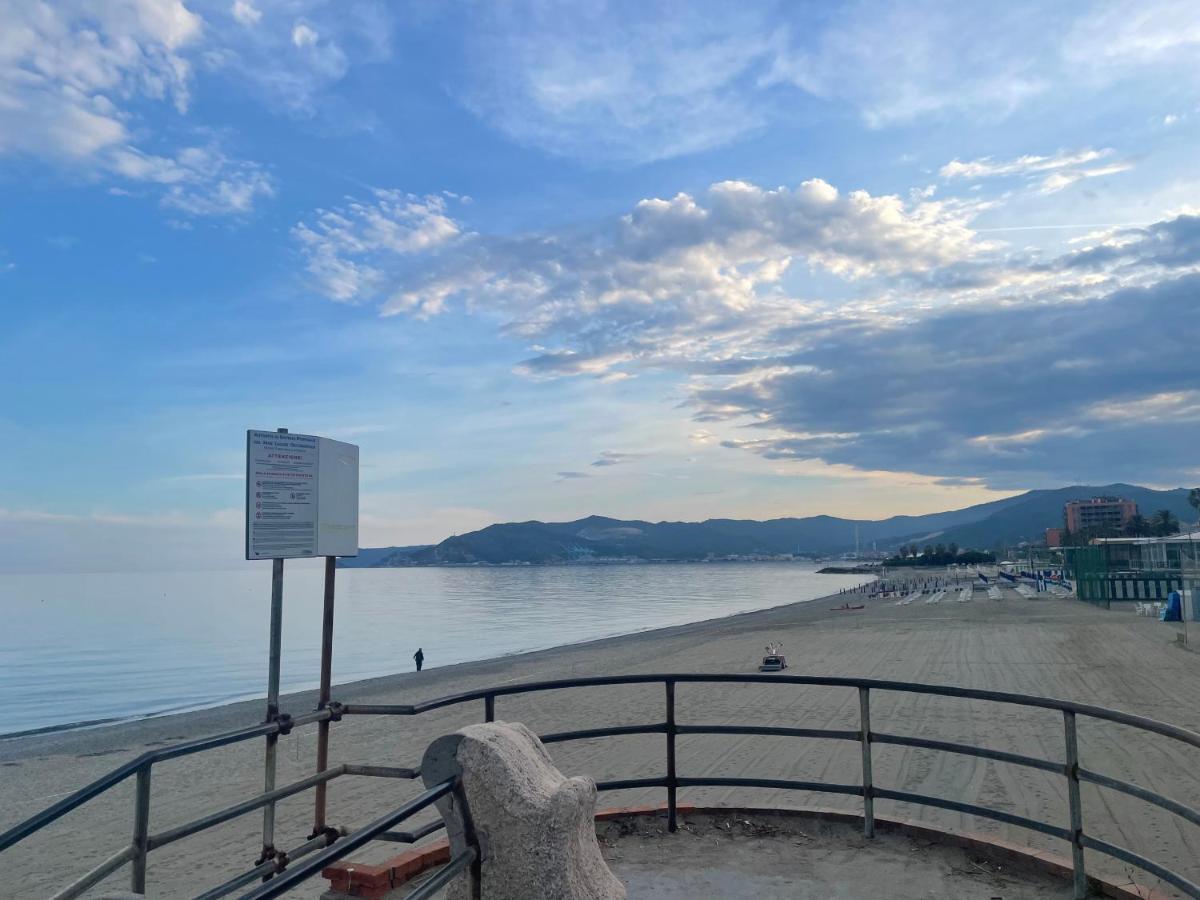 Due Passi Dal Mare Hotel Savona Kültér fotó