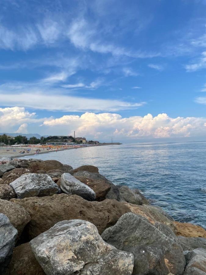 Due Passi Dal Mare Hotel Savona Kültér fotó